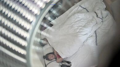 流出情趣酒店偷拍富姐和干儿子下午开房偷情换上红色情趣睡衣和白丝袜开干